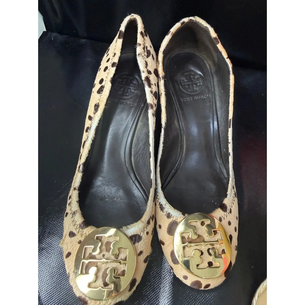 Tory Burch Sally Wedge‎ Calf Hair Animal Print Gold Logo Pumps Tan Brown 7M